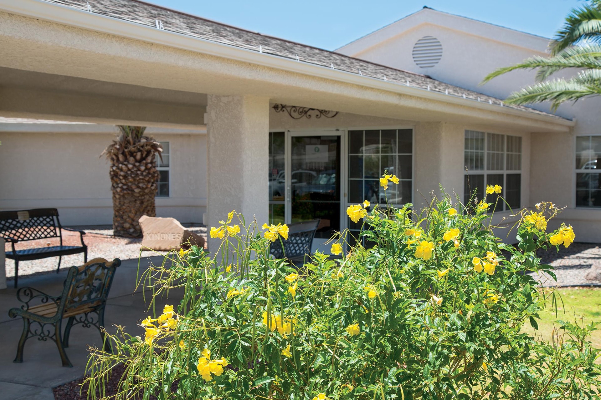 Haven Health Lake Havasu outdoor sitting area