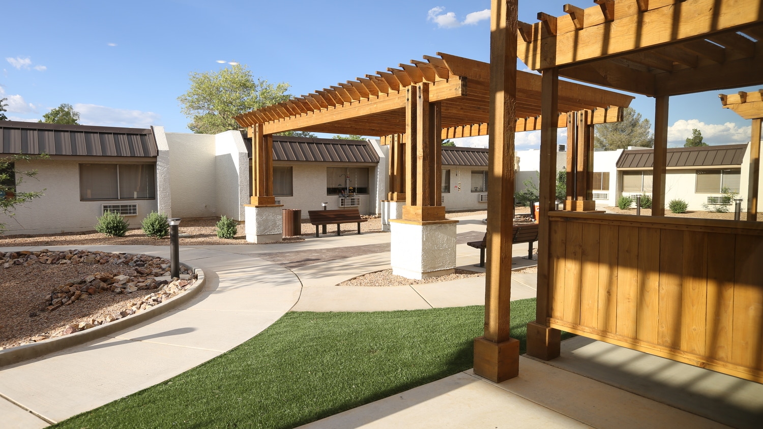 outdoor seating area and pergola at Haven Health Sierra Vista