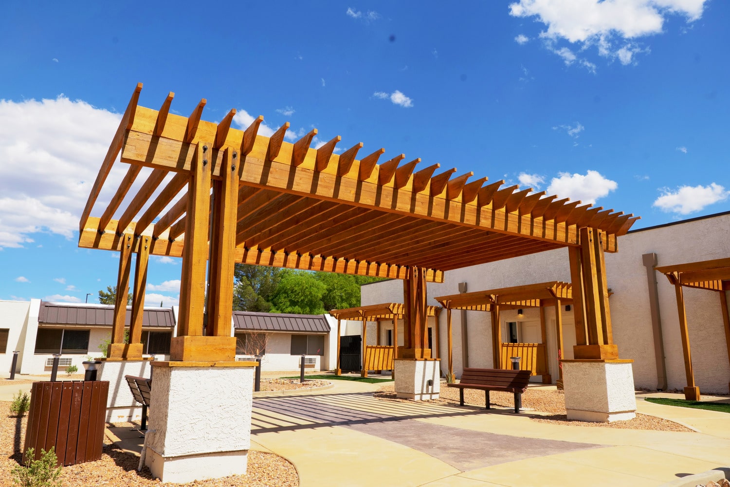 outdoor seating area and covered pergola at Haven Health Sierra Vista skilled nursing facility