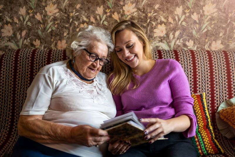 daughter visiting her mother who suffers from alzheimer's disease